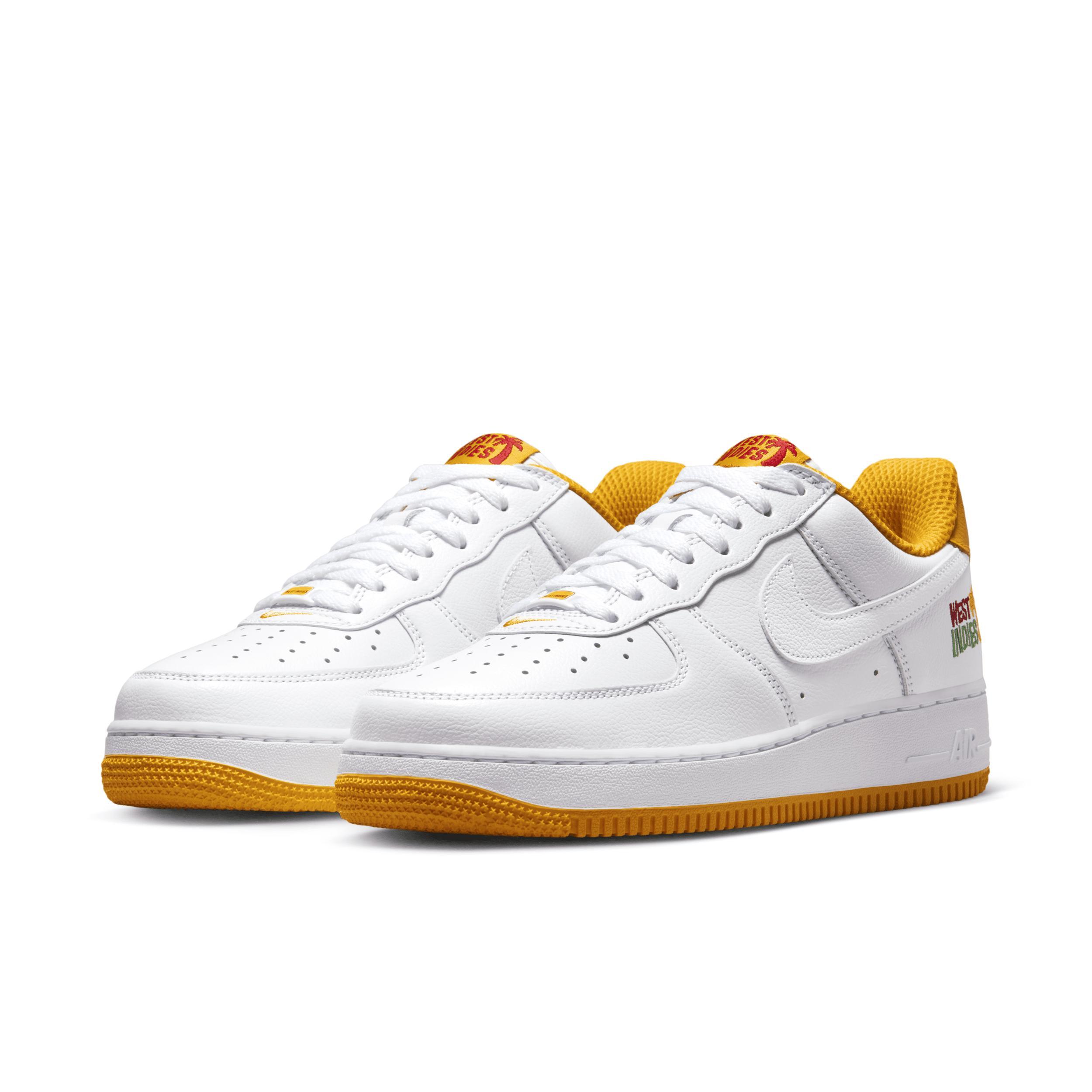 Nike Men's Air Force 1 Low Retro QS Shoes Product Image