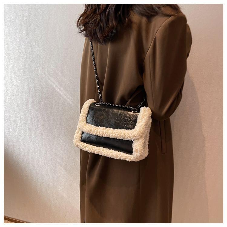 Chain Strap Fleece Panel Flap Crossbody Bag Product Image