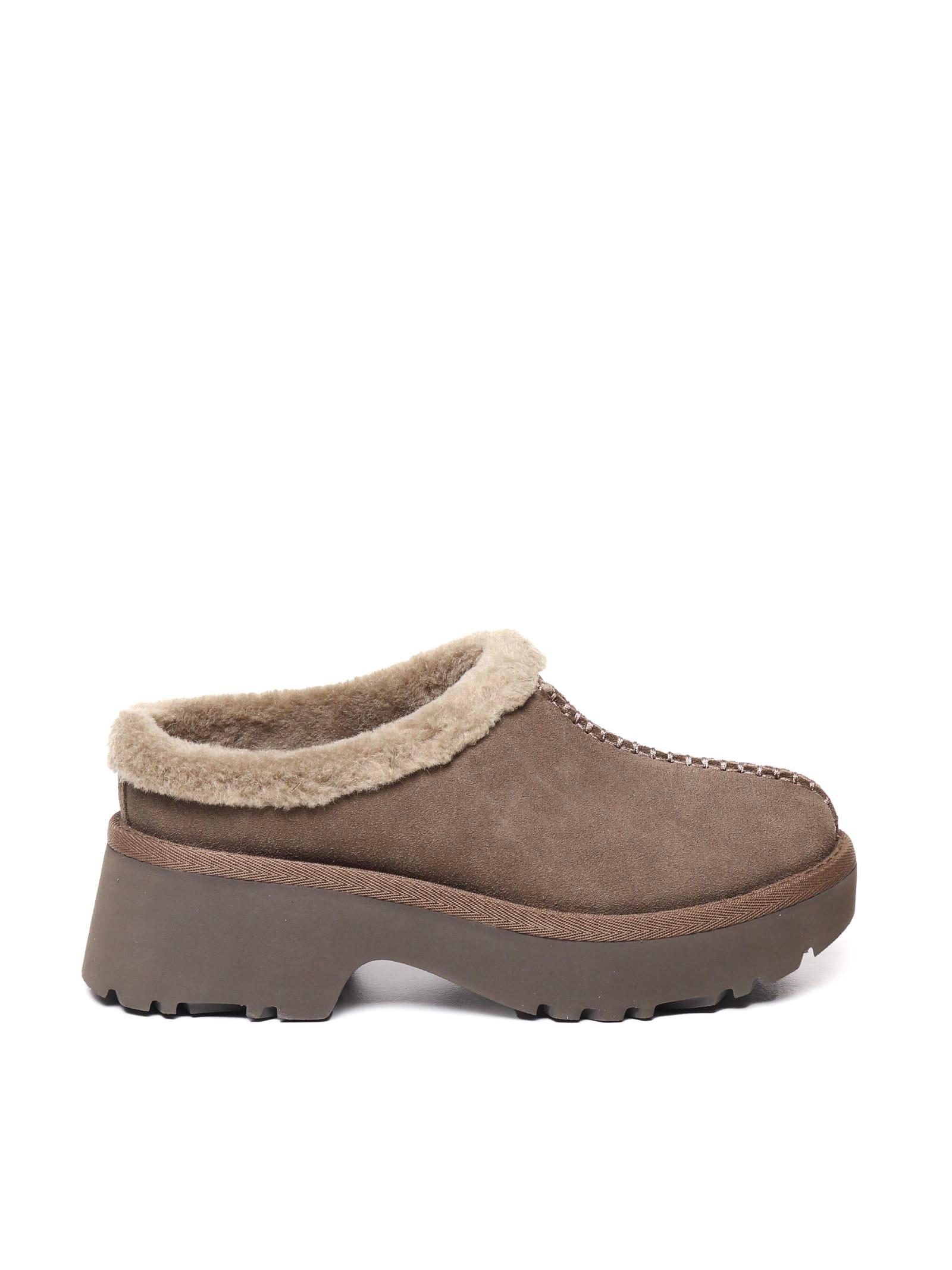 UGG Cozy Clogs In Sheepskin In Marrón Oscuro Product Image