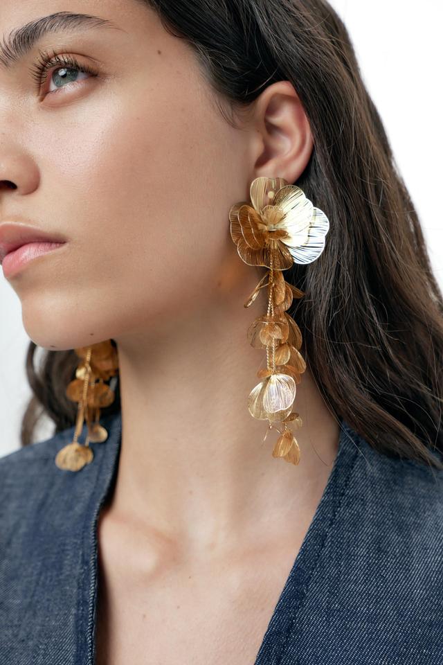 RAISED FLOWER EARRINGS Product Image