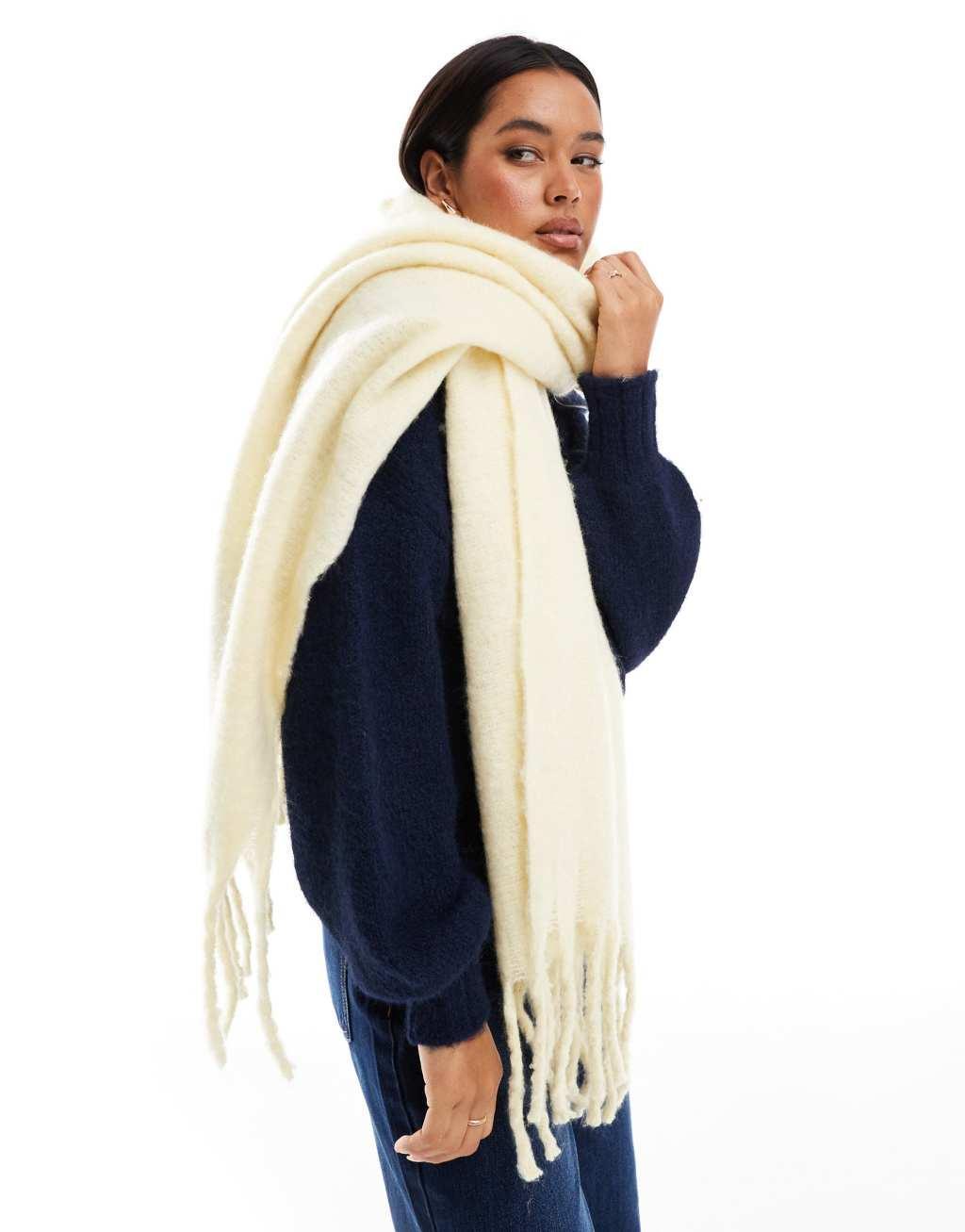 Glamorous long scarf in pale yellow Product Image