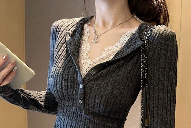 Long-Sleeve V-Neck Mock Two-Piece Lace Panel Ruched Slim Fit Knit Top Product Image