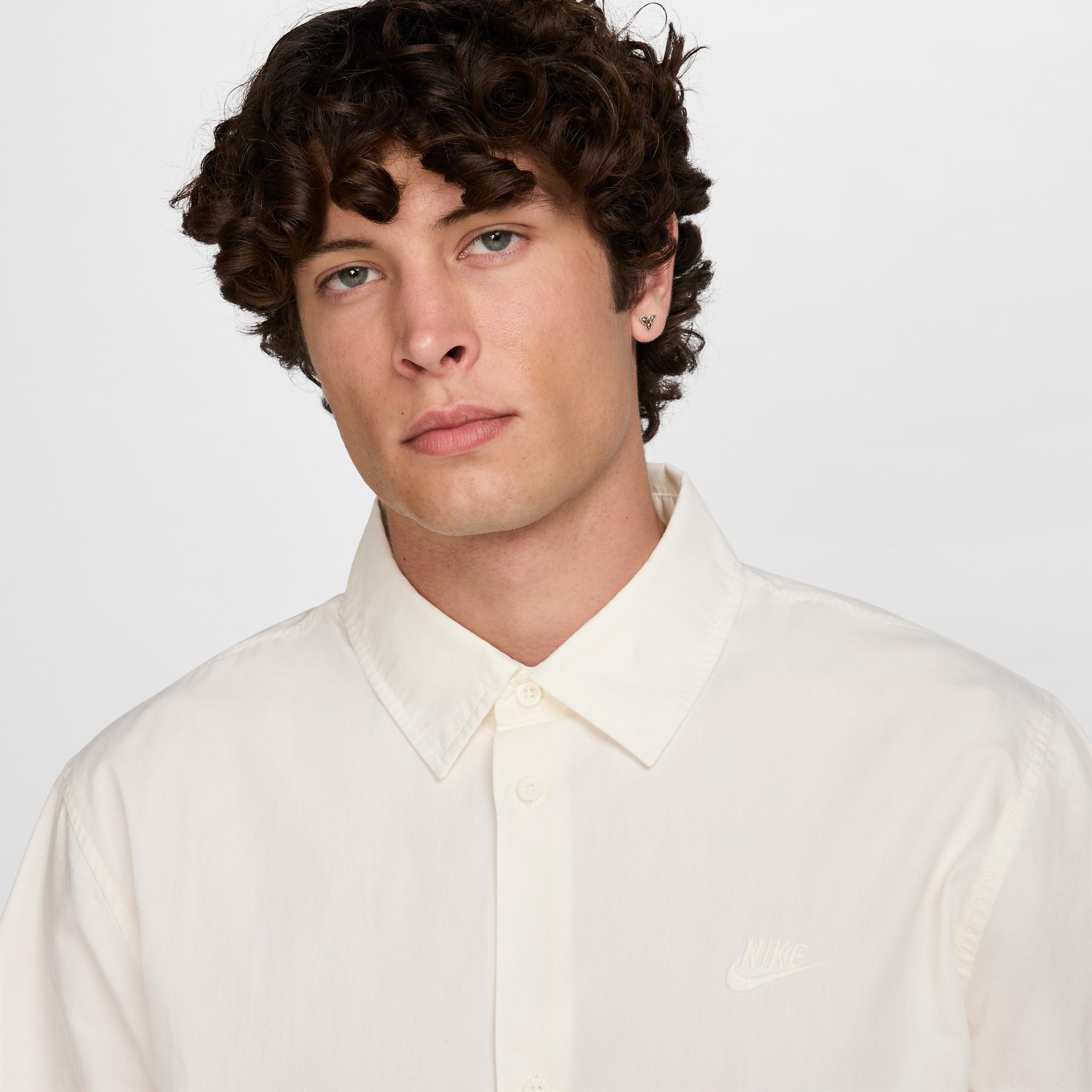 Nike Club Men's Short-Sleeve Button-Down Shirt Product Image