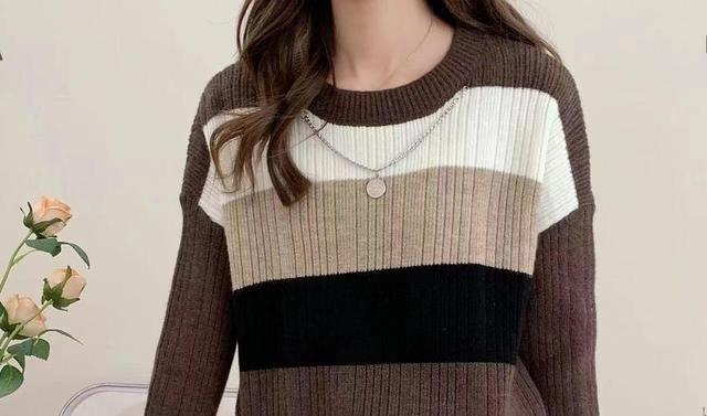 Round Neck Color Block Crop Sweater Product Image