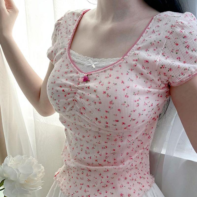 Short-Sleeve V-Neck Floral T-Shirt Product Image