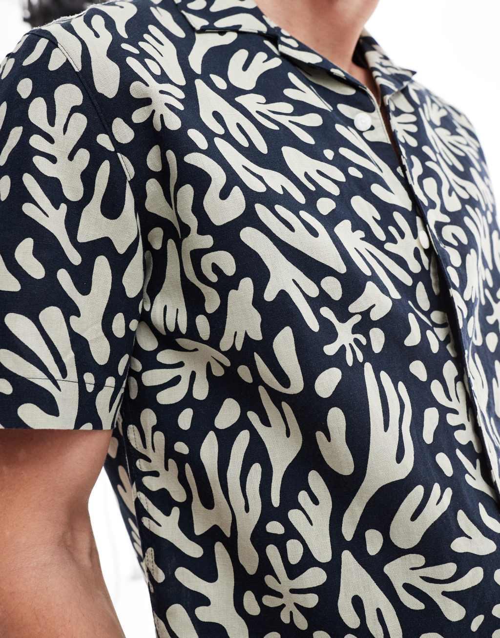 Farah printed short sleeve shirt in navy Product Image