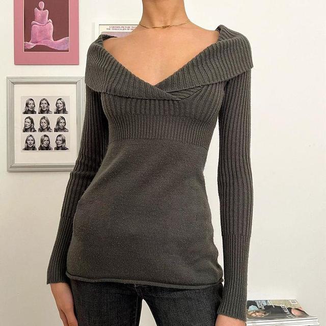 Long-Sleeve V-Neck Plain Knit Top Product Image