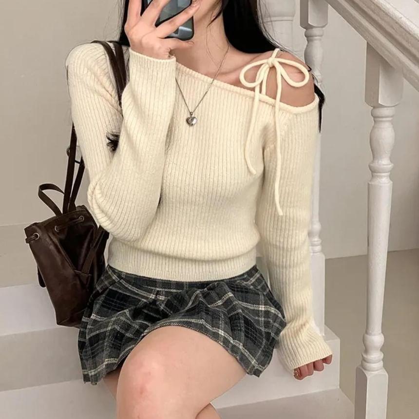 Long-Sleeve Asymmetrical Neck Cold-Shoulder Plain Ribbed Knit Top Product Image