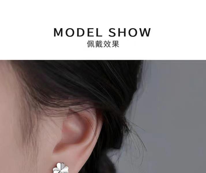 925 Sterling Silver Rhinestone Clover Barbell Earring Product Image