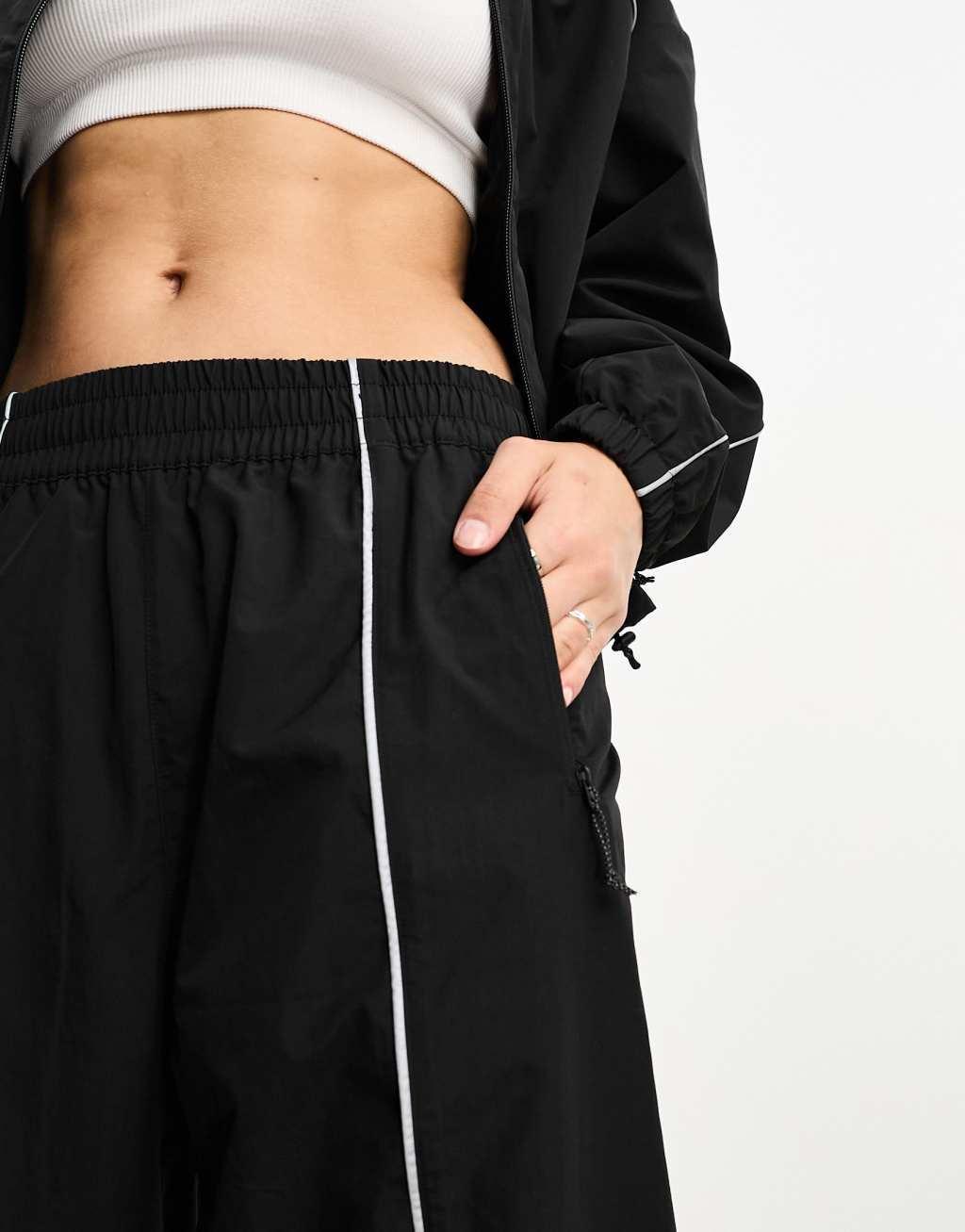 The North Face Tek Piping wind pants in black Product Image