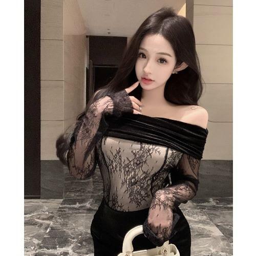 Long-Sleeve Off-Shoulder Velvet Panel Lace Slim Fit Crop Top Product Image