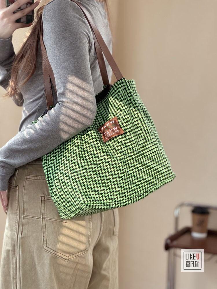 Houndstooth Wool Tote Bag Product Image