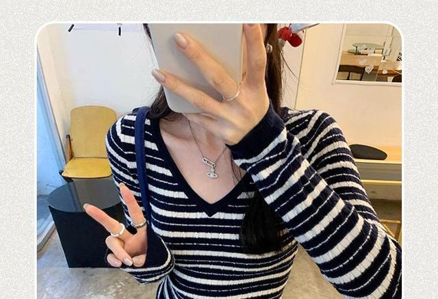 Long-Sleeve V-Neck Striped Cable Knit Top Product Image