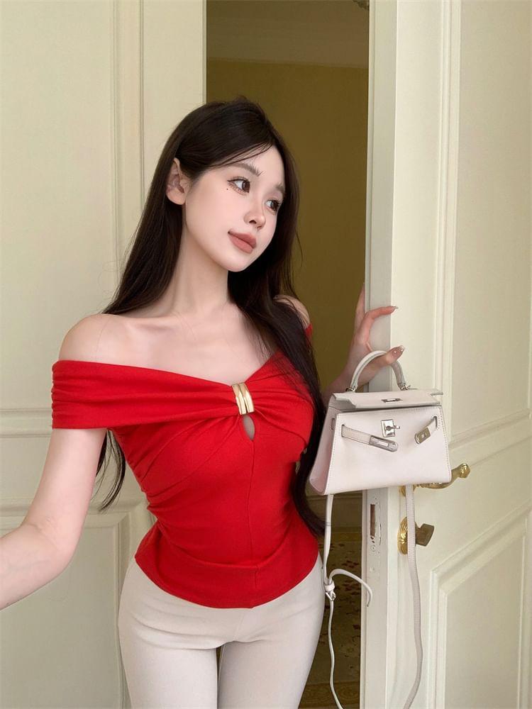 Short-Sleeve Off Shoulder Plain Ruched Tee Product Image