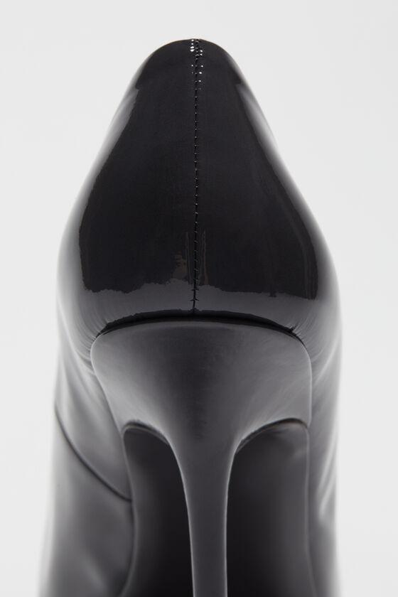 Leather heel pump Product Image