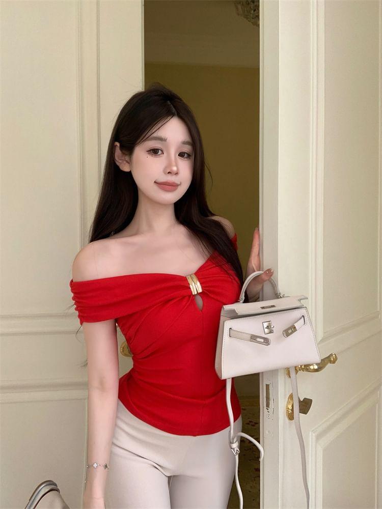 Short-Sleeve Off Shoulder Plain Ruched Tee Product Image