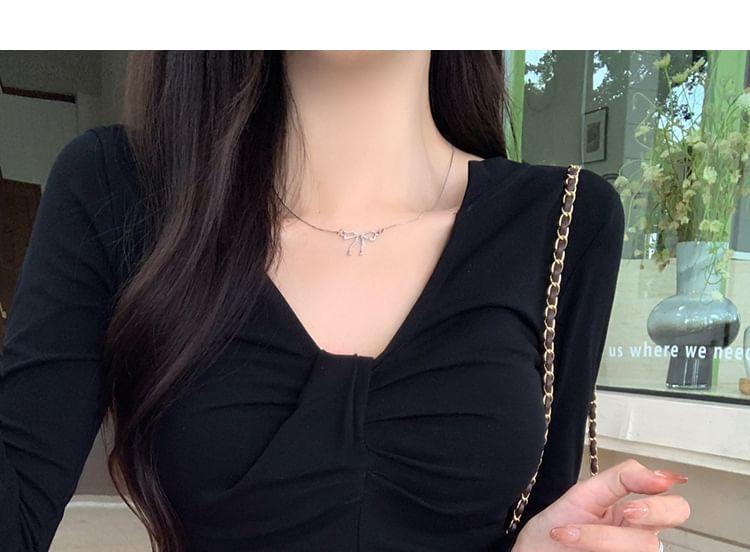 Long-Sleeve Notch Neck Plain Ruched Slim Fit Crop T-Shirt Product Image