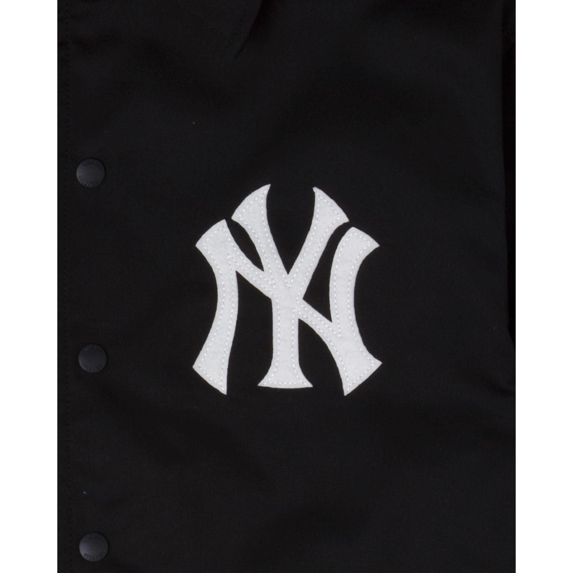 New York Yankees Essential Black Coach Jacket Male Product Image