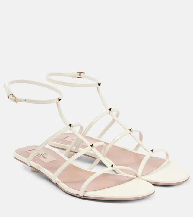 Rockstud Wispy T-strap Sandal In Weiss Product Image