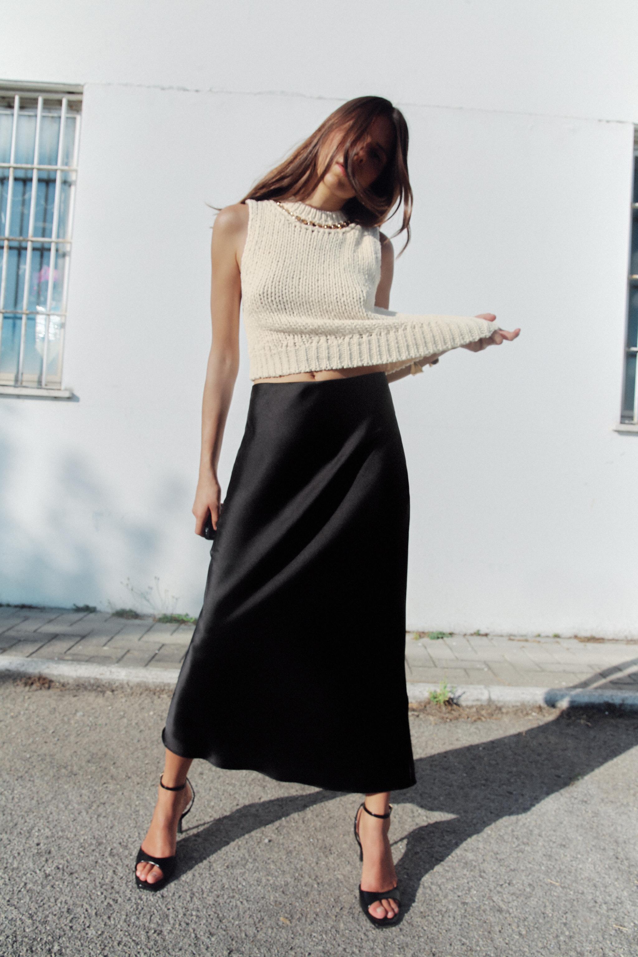 ASYMMETRIC HEM KNIT TOP WITH CHAIN Product Image