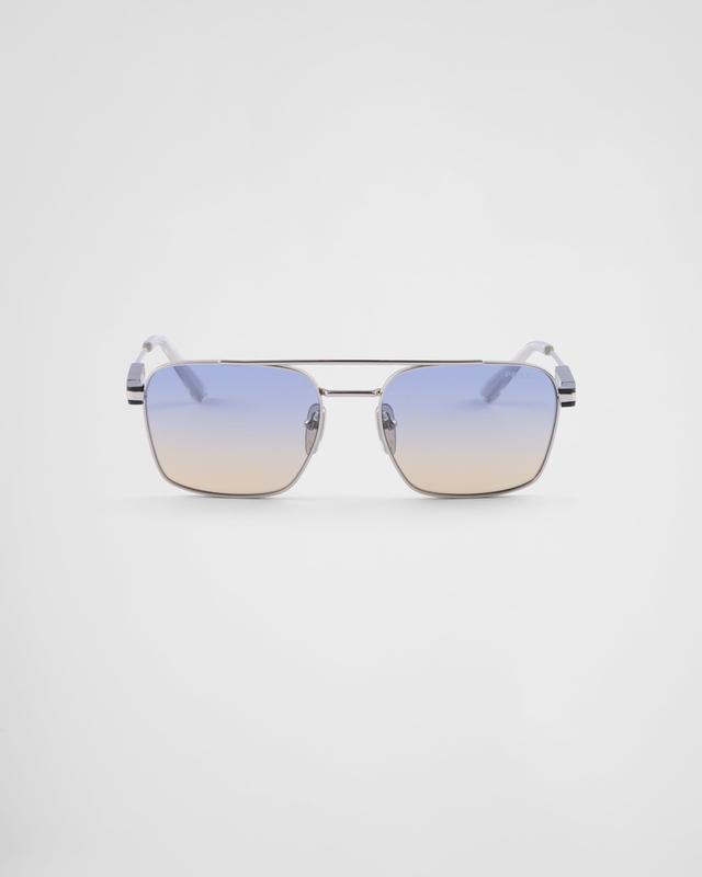 Sunglasses with iconic metal plaque Product Image