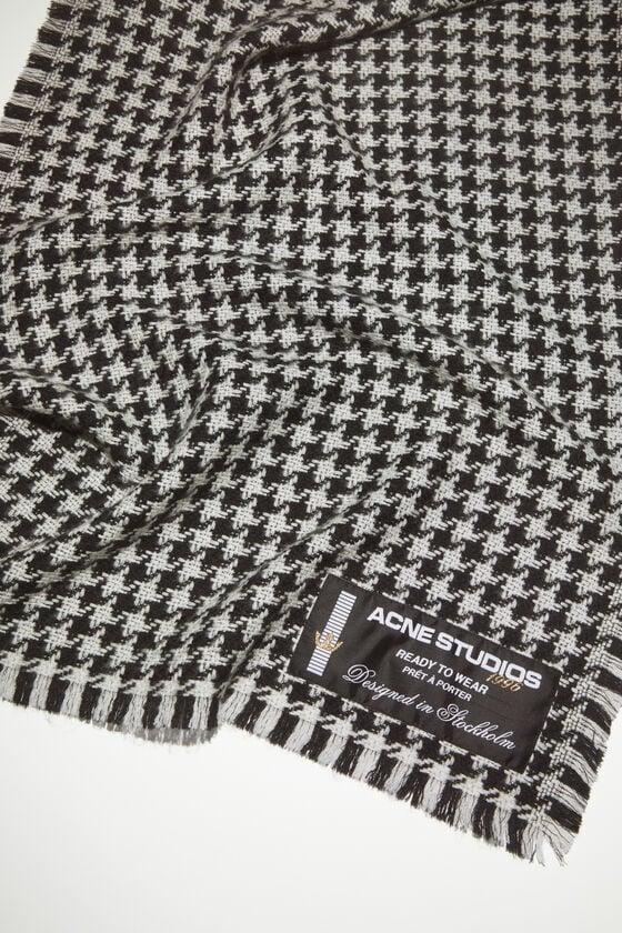 Houndstooth wool scarf product image