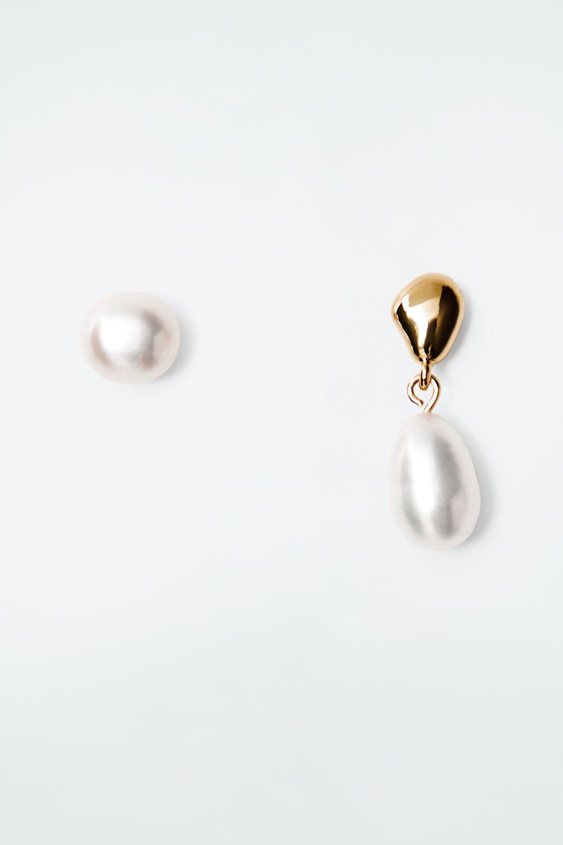 MISMATCHED PEARL EARRINGS Product Image