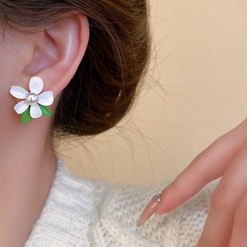 Flower Faux Pearl Stud Earring Product Image