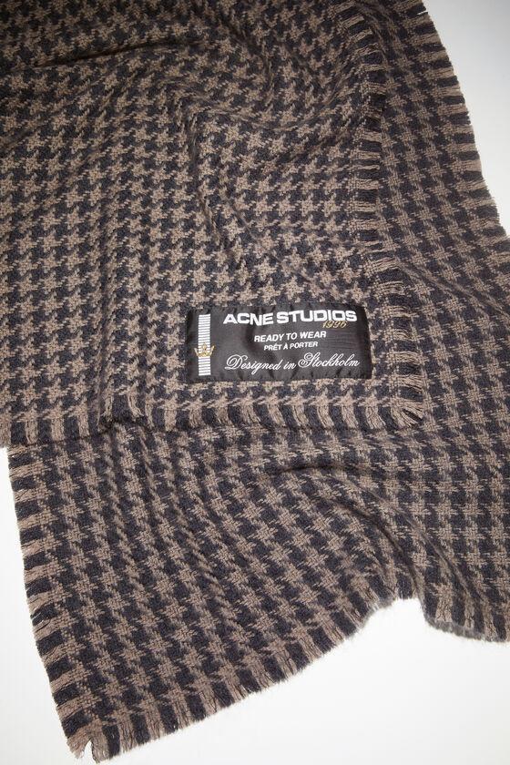 Houndstooth wool scarf product image