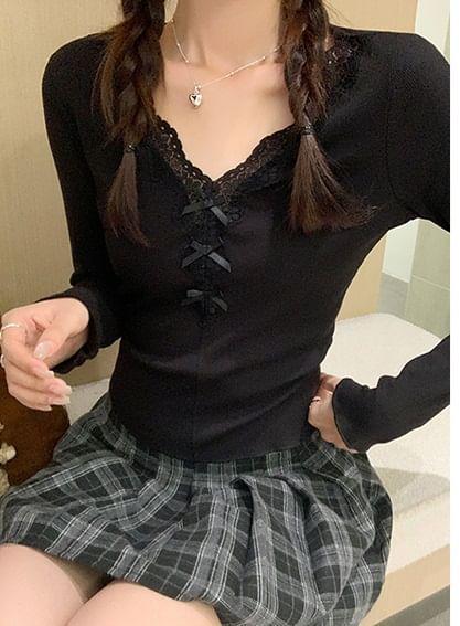 Long-Sleeve V-Neck Plain Bow Lace Trim T-Shirt Product Image