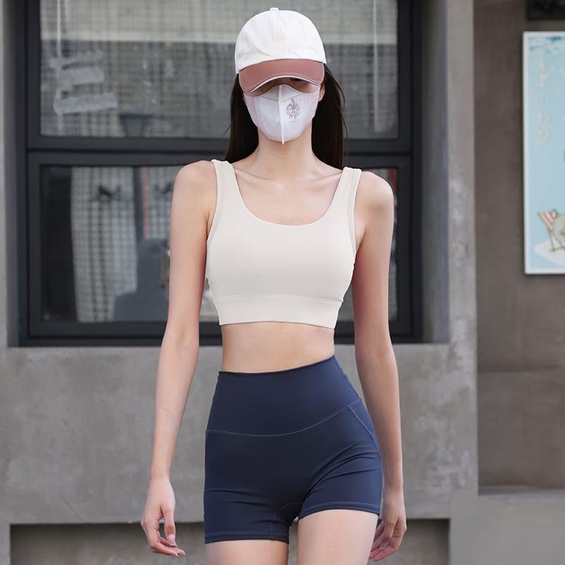 Scoop Neck Plain Sports Bra Product Image