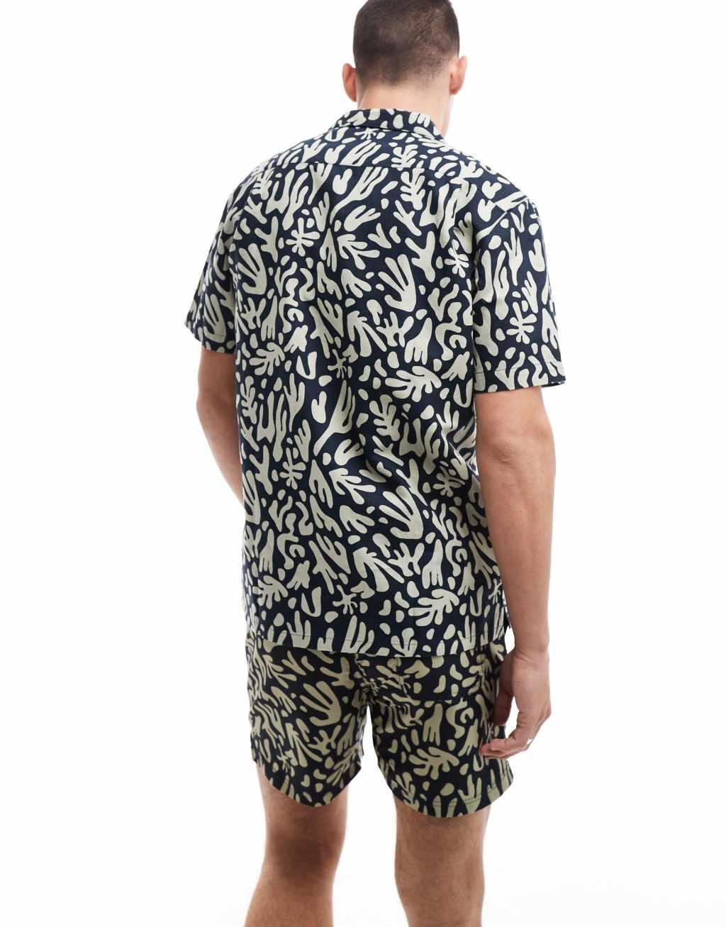 Farah printed short sleeve shirt in navy Product Image