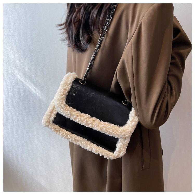 Chain Strap Fleece Panel Flap Crossbody Bag Product Image