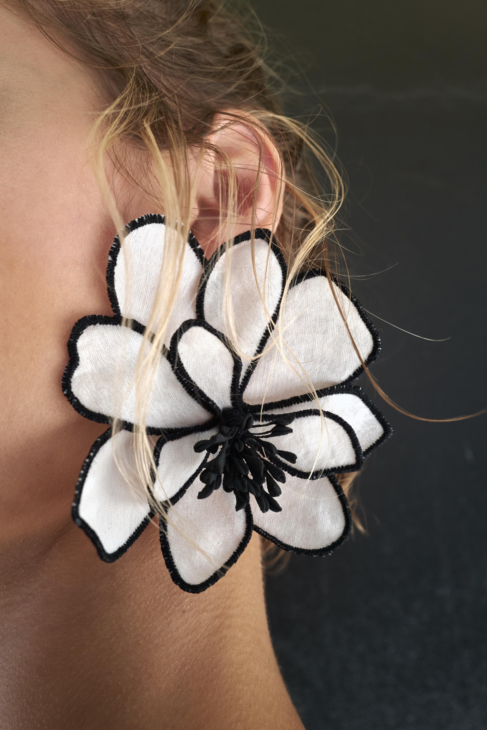 FLOWER EARRINGS Product Image