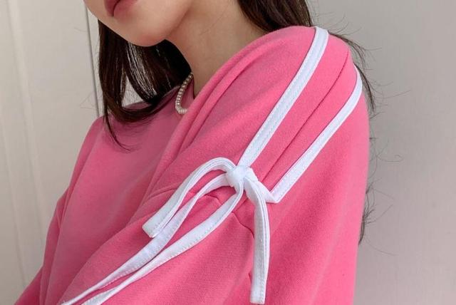 Bow Loose-Fit Sweatshirt Product Image