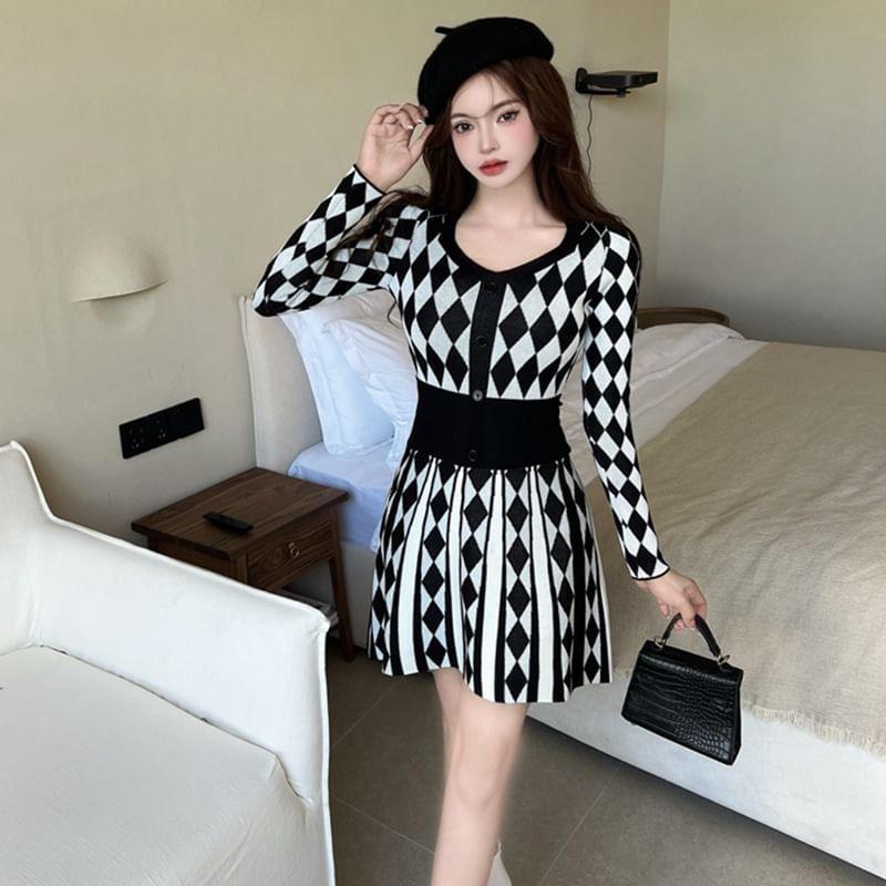 Long-Sleeve V-Neck Pattern Mini Pleated A-Line Dress Product Image