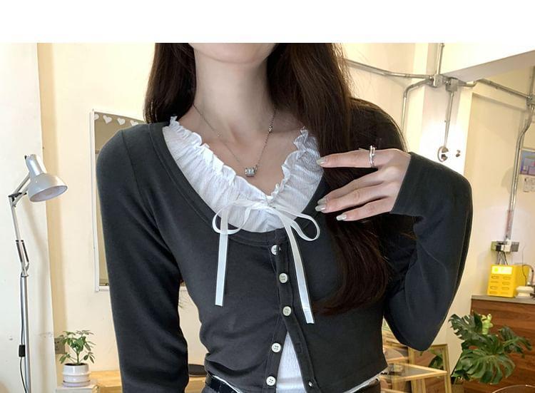 Long-Sleeve Scoop Neck Plain Button-Up Cropped Tee Product Image