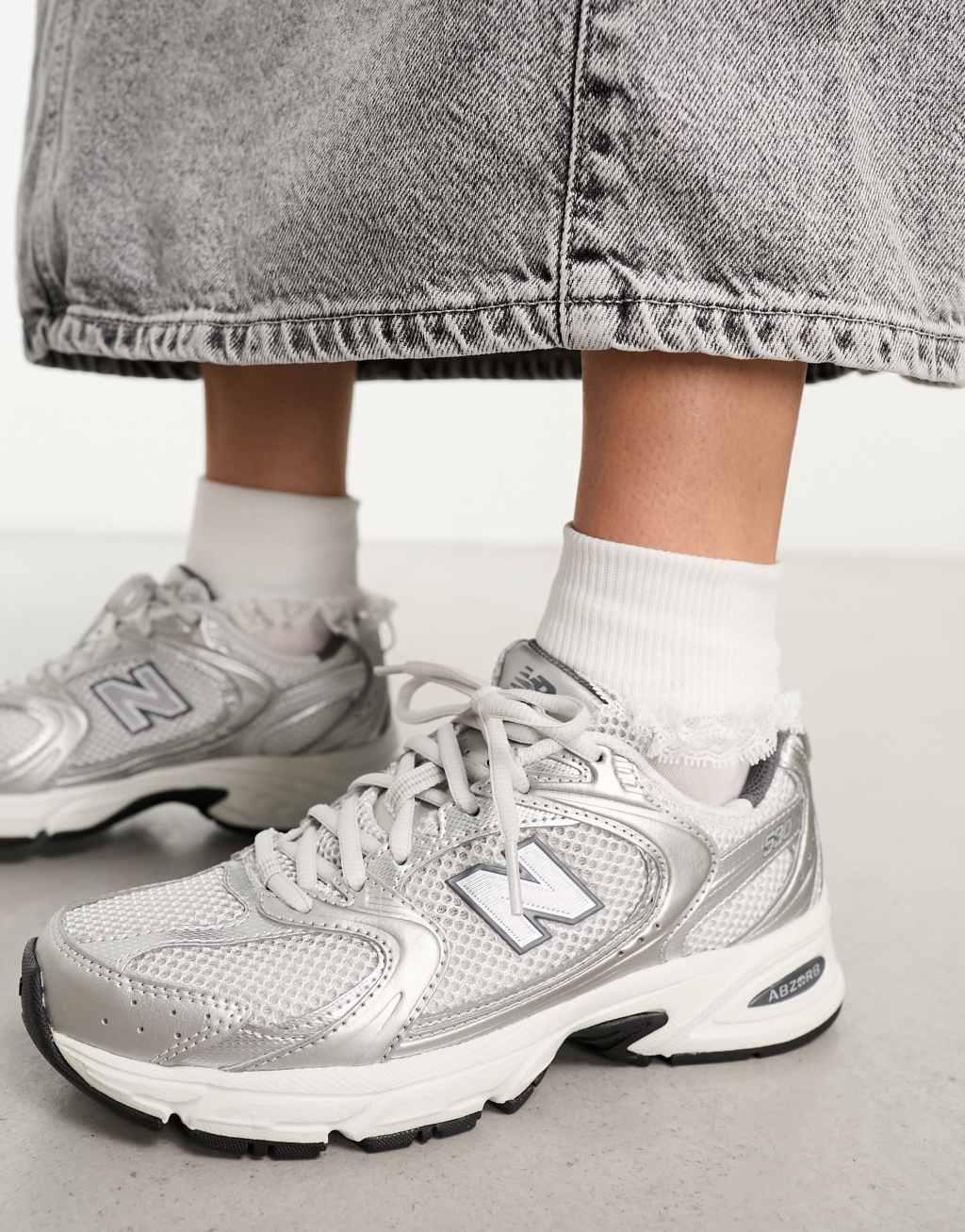 New Balance 530 sneakers in white & silver Product Image