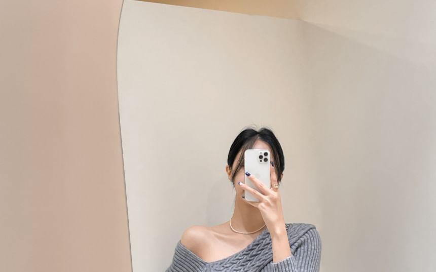 Long-Sleeve Asymmetrical Plain Knit Top Product Image