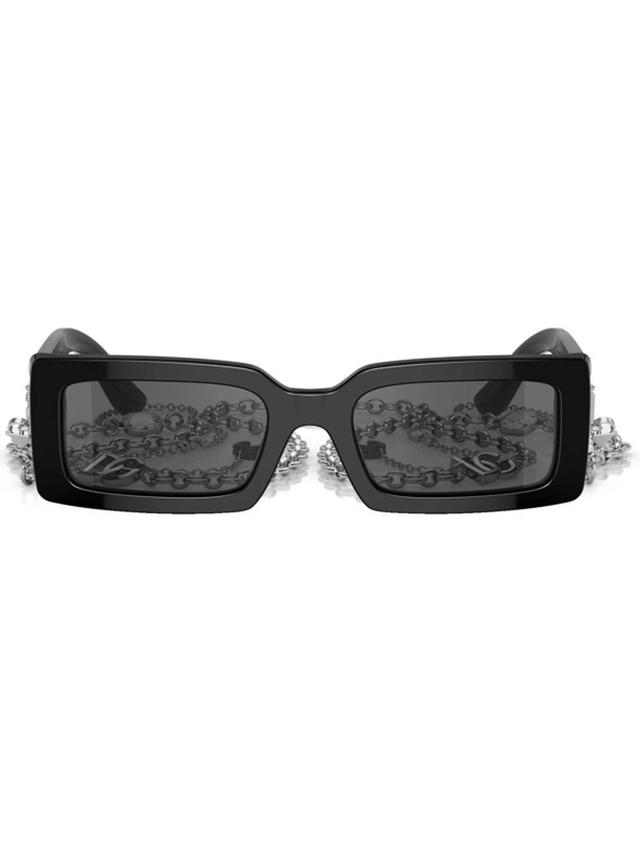 Logo-plaque Chain Detail Sunglasses In Schwarz Product Image