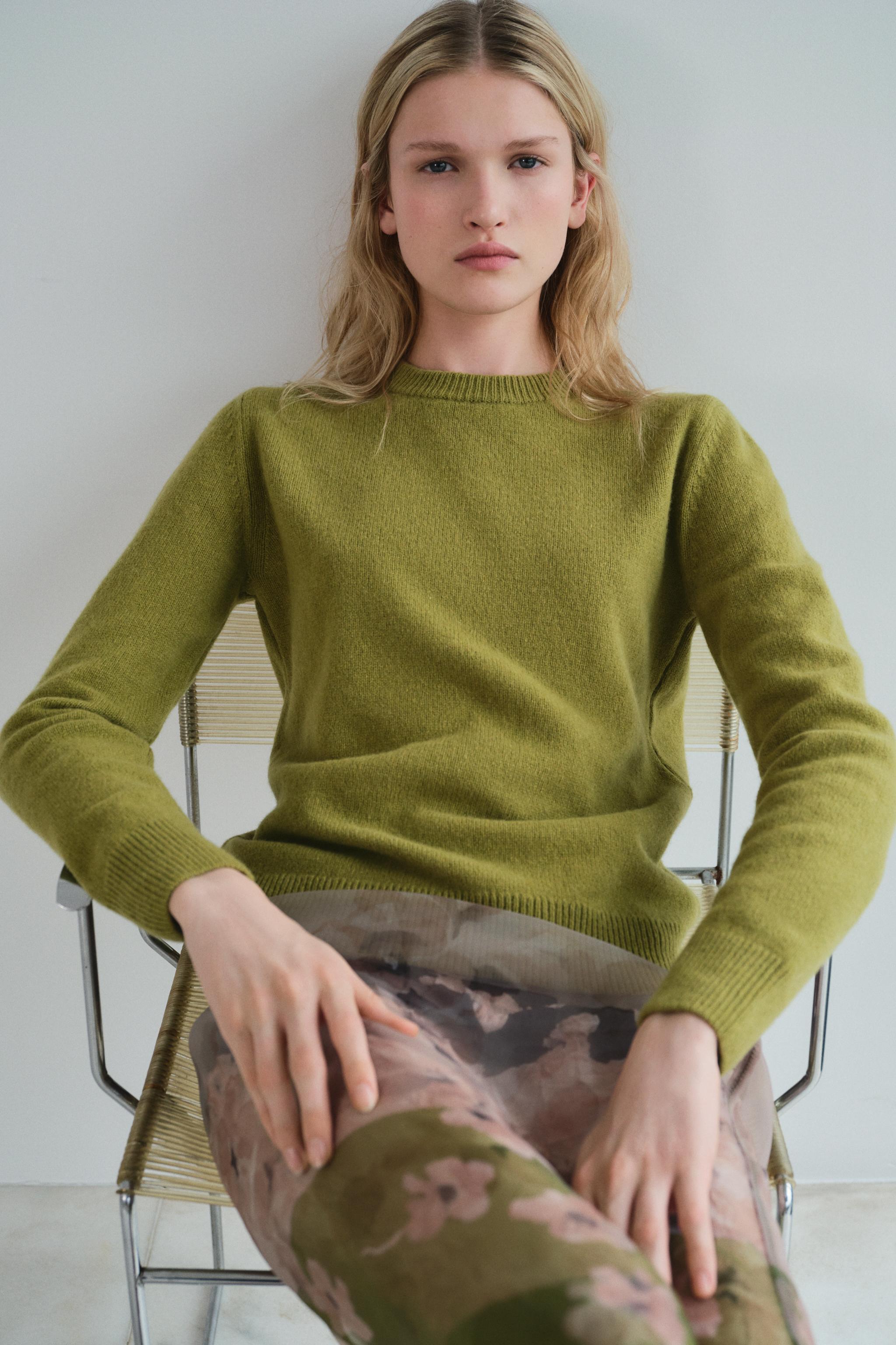 CASHMERE AND WOOL BLEND BASIC SWEATER product image