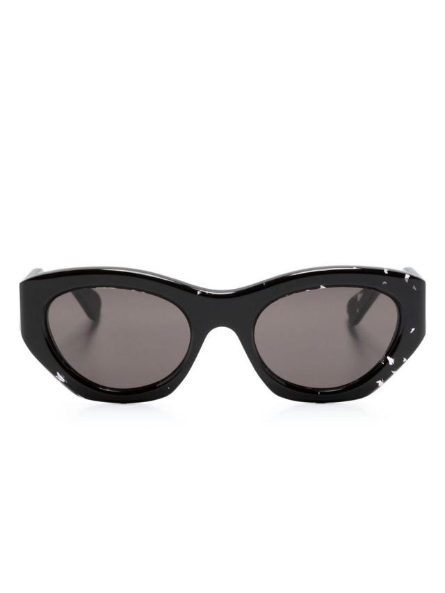 Butterfly-frame Sunglasses In Schwarz Product Image