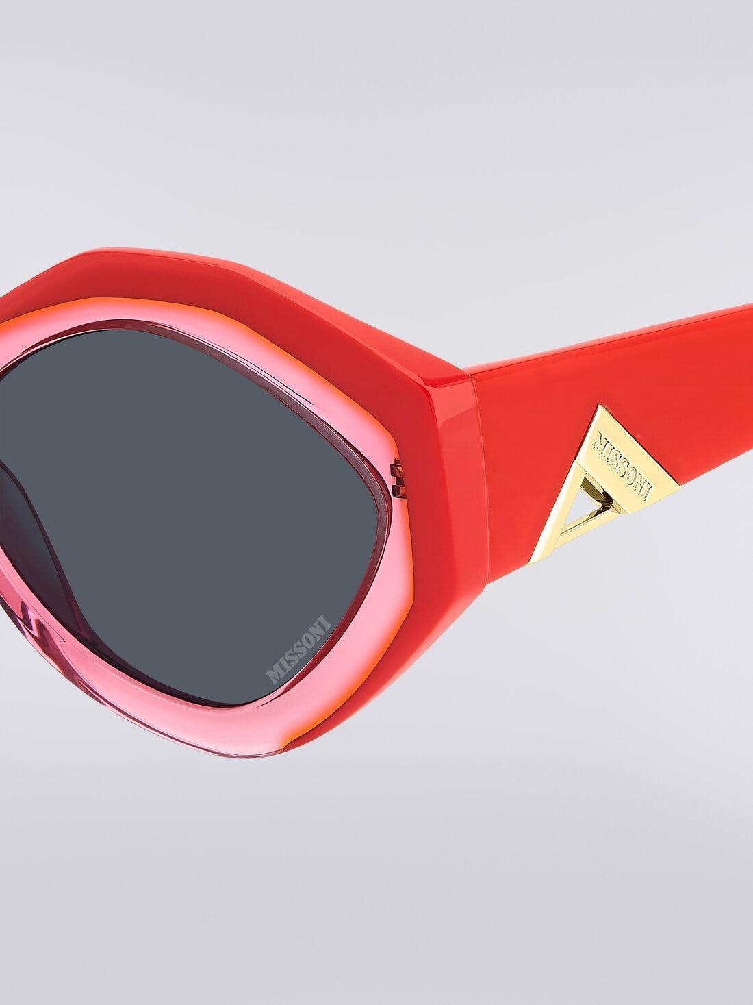 Oval-shaped sunglasses with metal logo application Product Image