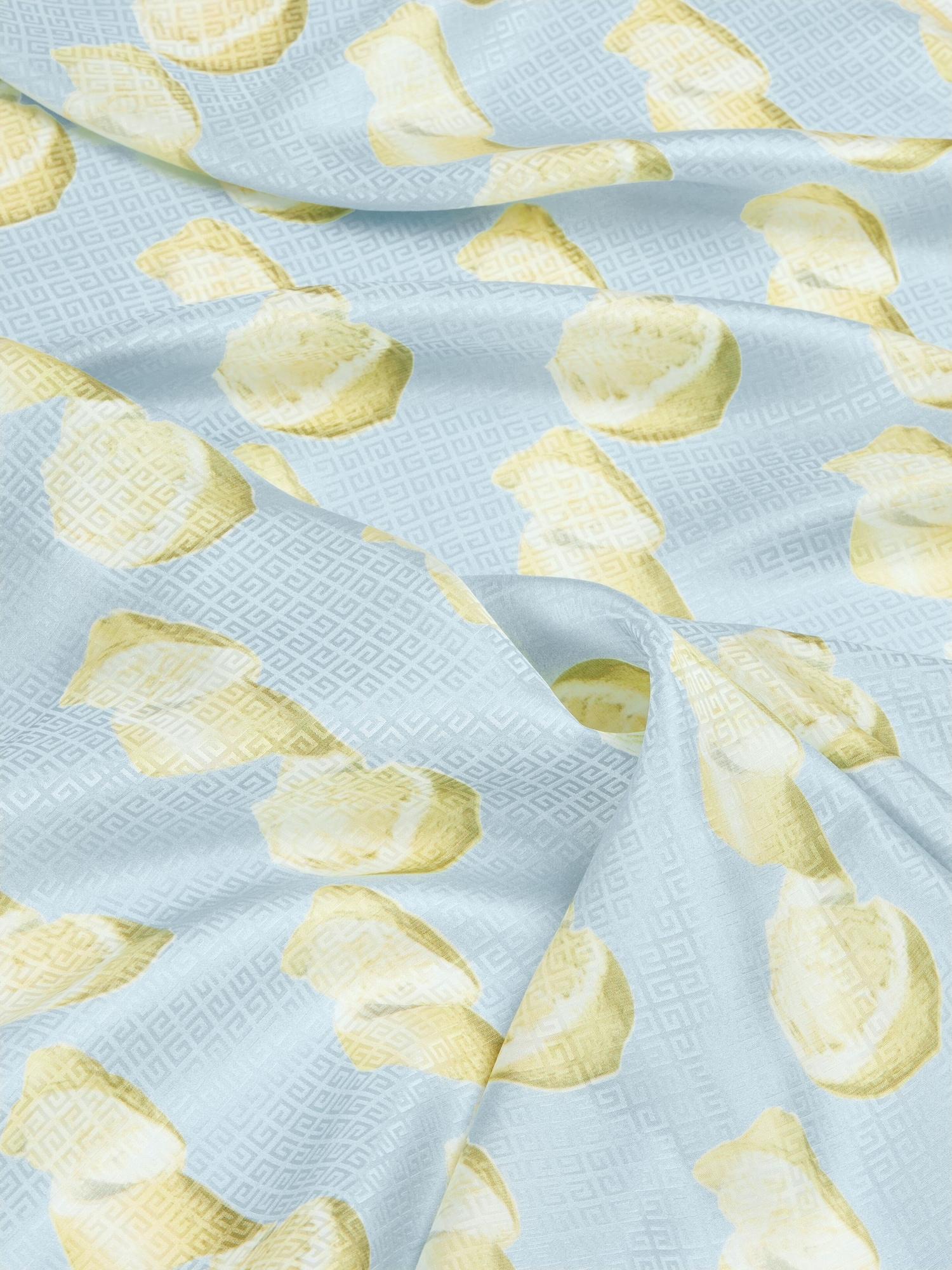 Large square in silk 4G with lemon print Product Image