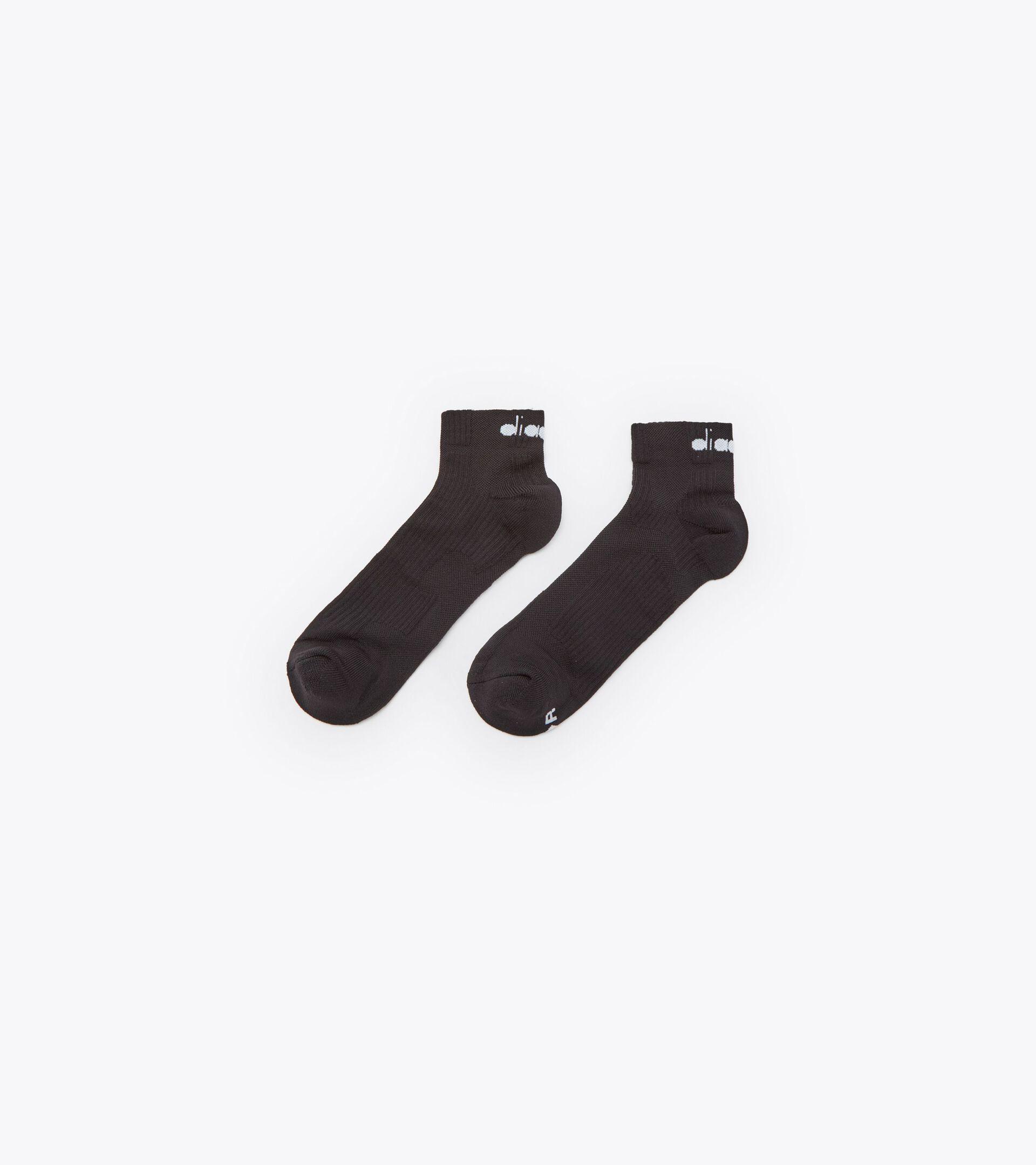 CUSHION QUARTER SOCKS Product Image