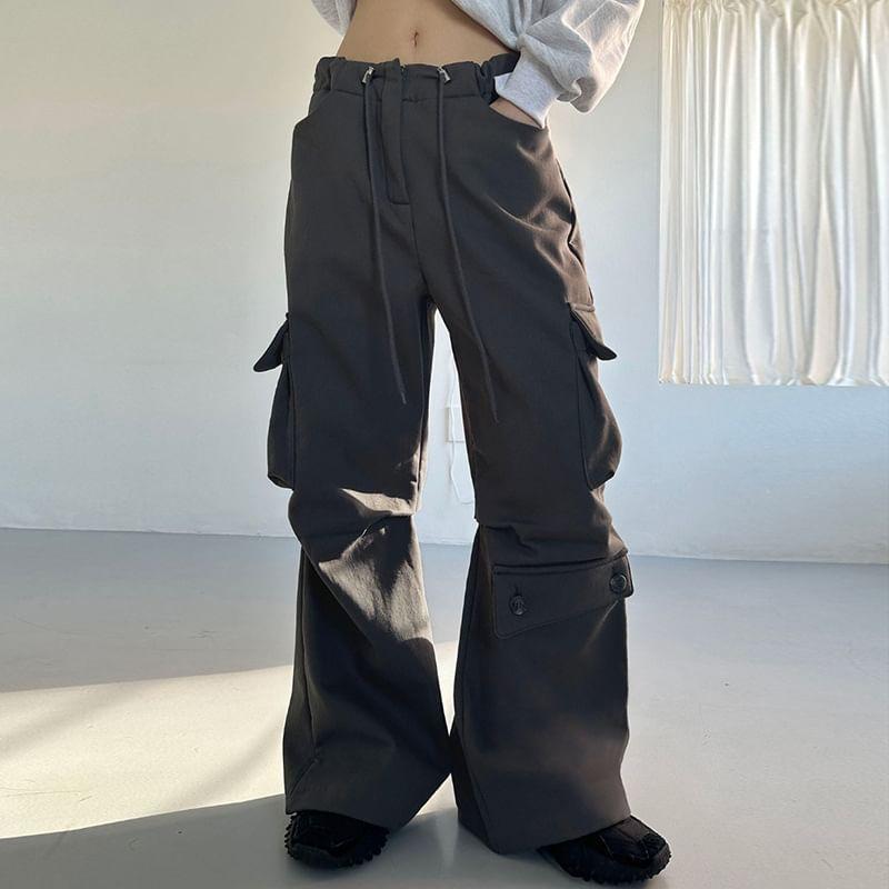 Low Waist Pocket Plain Loose-Fit Wide-Leg Cargo Pants Product Image