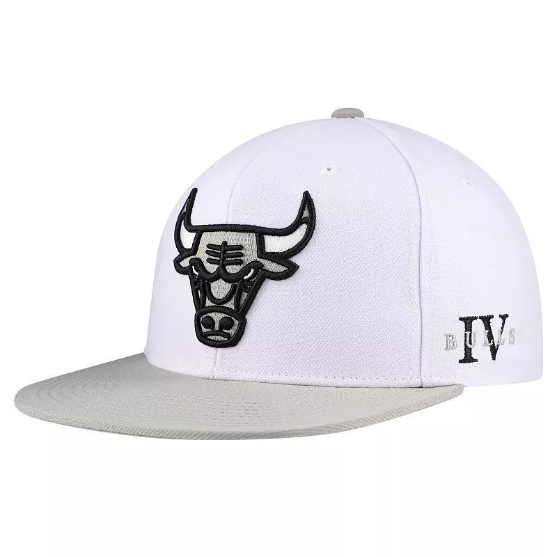 Mens Mitchell & Ness Chicago Bulls Core Snapback Hat Product Image