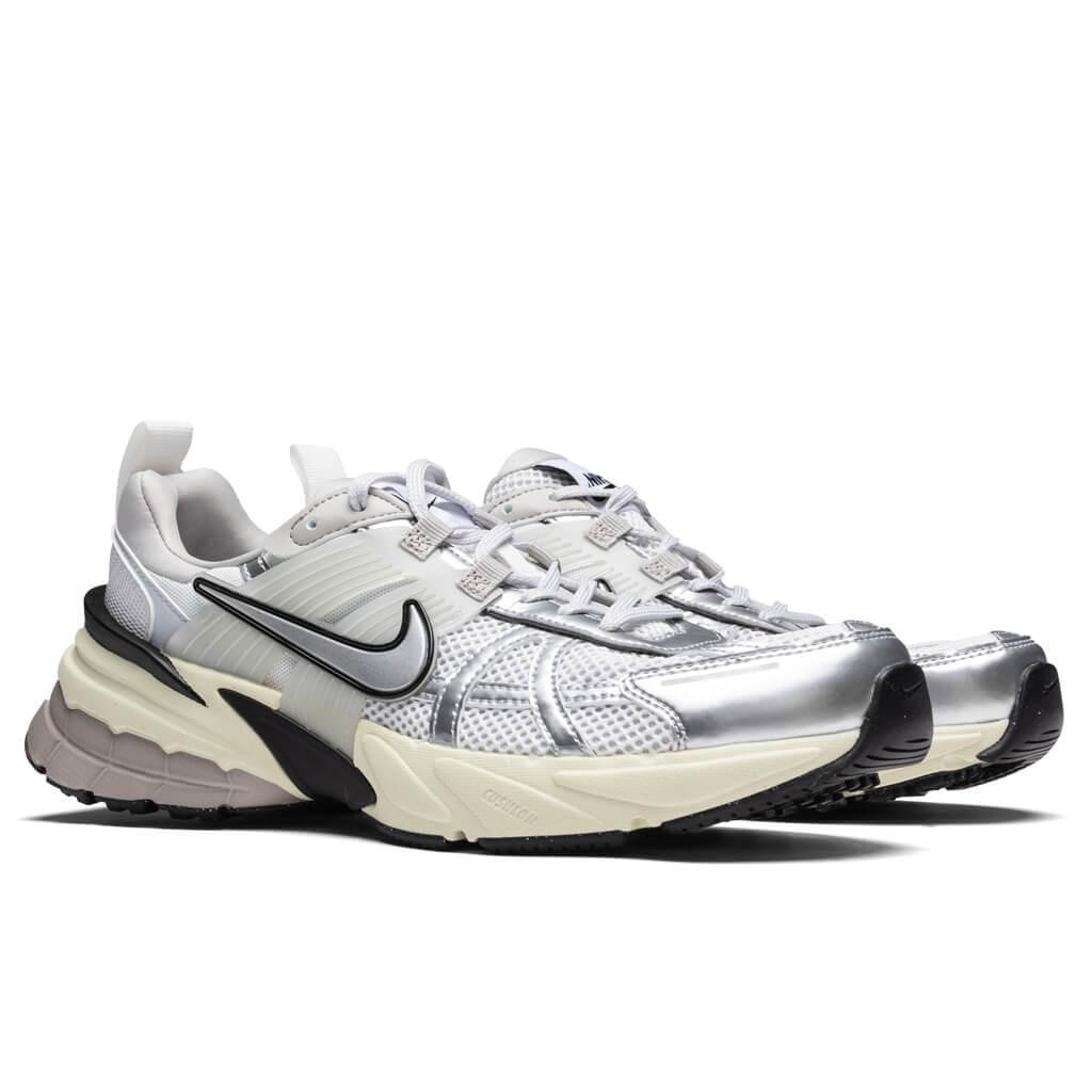 V2K Run - Summit White/Metallic Silver Male Product Image