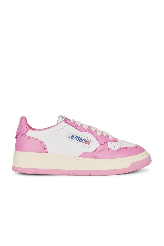 Autry Medalist Low Sneaker in Leather  Leather White  & Mauve - Pink. Size 39 (also in 36, 38, 41). Product Image