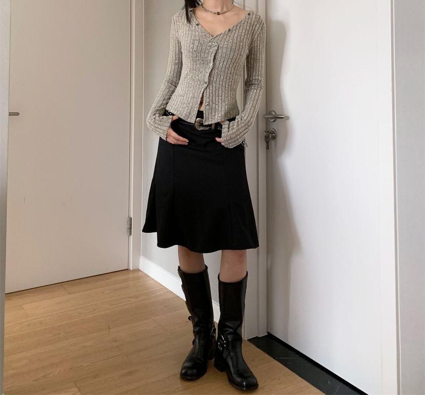 Long-Sleeve V-Neck Knit Button-Up Cropped Cardigan Product Image